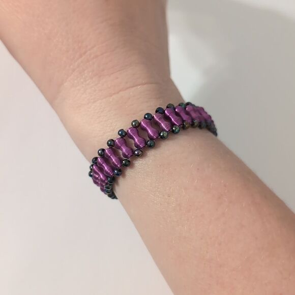 572 Purple Wire Iridescent Beaded Stretch Bracelet‎ - Picture 2 of 4